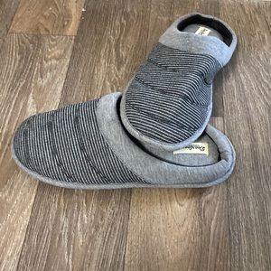 Dearfoams slippers. US 9-10